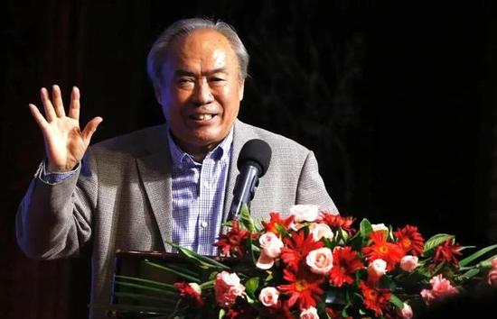于是，台下瞬间迸发出一阵爆炸般的惊呼。